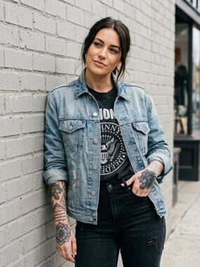 Levi's Classic Distressed Denim Trucker Jacket Medium Wash - Size M